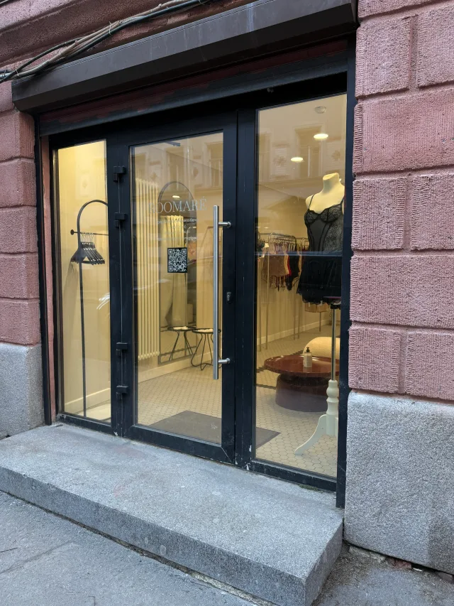 Витрина шоурума ROOMARÉ с улицы, Петроградская