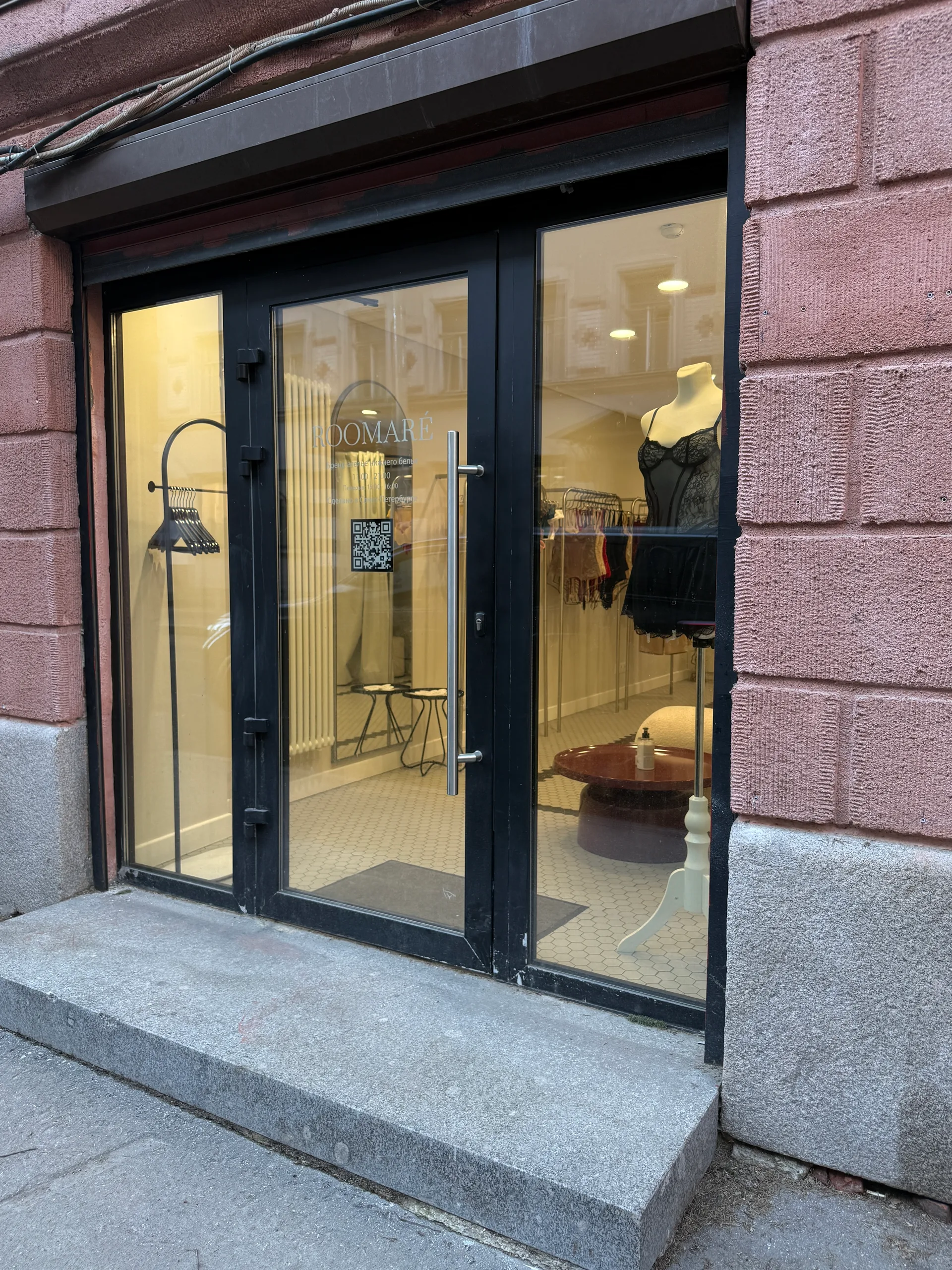 Витрина шоурума ROOMARÉ с улицы, Петроградская